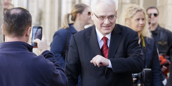 Omis, 230214.Predsjednik RH Ivo Josipovic susreo se sa celnicima Grada Omisa, a potom s Nenom Muniticem, ravnateljem Omis Guitar Festa  i mladim gitaristima.Foto: Ante Cizmic / CROPIX