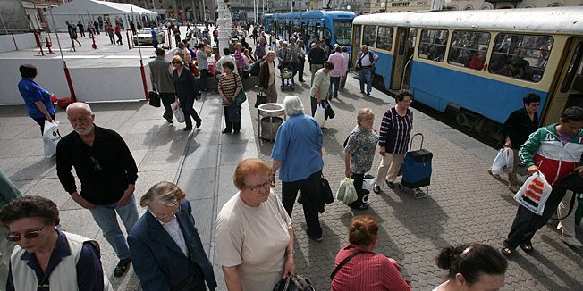 Zagreb, 280510.Trg bana Josipa Jelacica.Tramvajska nesreca na Trgu bana Jelacica. Slijepu osobu srednjih godina sa psom vodicem srusio je i ozlijedio tramvaj broj 13. U tijeku je ocevid.Na slici: guzva na Trgu, zbog nesrece tramvaji nisu vozili.Foto: Damjan Tadic / CROPIX