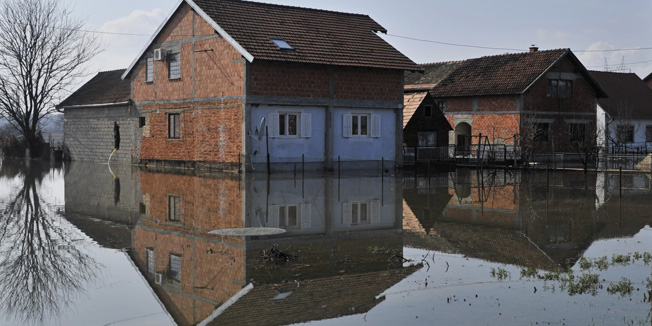 Sela, Sisak, 240214. Iako su vodostaji rijeka Save, Odre i Kupe u stagnaciji, predvidja se da ce poplavljena podrucja jos duze vrijeme biti pod vodom. Najugrozenija podrucja danas su obisli i predstavnici crkve. Predsjednik Hrvatskog Caritasa, varazdinski biskup Josip Mrzljak, u pratnji domaceg biskupa Vlade Kosica posjetio je poplavom pogodjeno podrucje sisackog kraja.Foto: Srdjan Vrancic / CROPIX