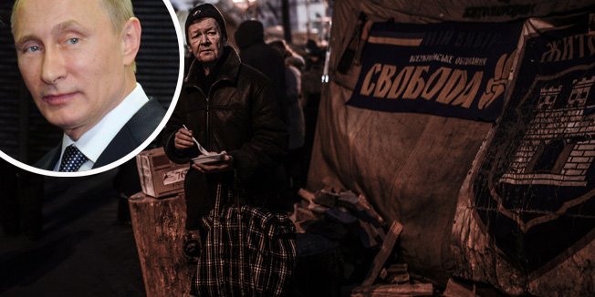 A man eats a meal at Kiev's Independence square on February 25, 2014. Ukraine's interim leader on February 25 delayed the appointment of a new unity government until February 27 as the country sought to find a way out of its most serious political crisis since independence. AFP PHOTO / BULENT KILIC