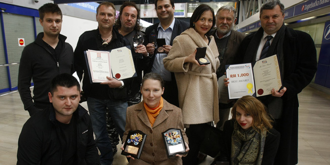Zagreb, 250214.Zracna luka Zagreb.U Zagreb su danas stigli hrvatski inovatori koji su u Maleziji pobjedili u konkurenciji za ukupni nastup.Nagrade su dobili Anita Busic, Tomislav Bronzin, Vilko Ziljak, Mirjana Brlecic, Klaudio Pap, Davor Gusic, Slobodan Rajic, Radovan Marin, Roman Krunic i Darko Dobosic.Na fotografiji: nagradjeni inovatori.Foto: Ranko Suvar / CROPIX