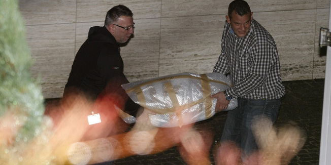 Zagreb, 211113.Gornje Prekrizje 46 H. U tijeku je iznosenje umjetnina iz vile na posjedu Nadana Vidosevica.Vidosevic je osumnjicen da je u aferi Remorker iz Hrvatske gospodarske komore sa suradnicima izvukao 32 milijuna kuna, a jednomjesecni istrazni zatvor mu je odredila sutkinja istrage kako ne bi utjecao na svjedoke. Foto: Ranko Suvar / CROPIX