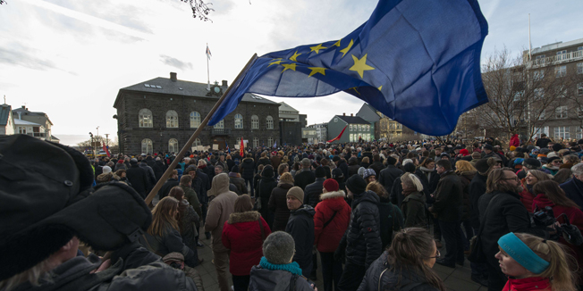 Thousands of protesters gather in front of teh Parliament in the Icelandic capital Reykjavik on February 24, 2014  to demand a referendum amid a government bid to pull out of EU accession talks without a popular vote.  AFP PHOTO / HALLDOR KOLBEINS