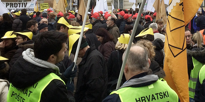 Zagreb, 260214.Prosvjednici protiv donosenja zakona o radu u predlozenom obliku kojim se, kako tvrde sindikati, smanjuju radnicka prava u korist poslodavaca i kapitala, okupili su se na Trgu bana Jelacica odakle su nesto prije 9 sati krenuli prema Markovom trgu gdje æe odrzati prosvjed ispred Hrvatskog sabora.U Saboru se ocekuje rasprava o predlozenim izmjenama Zakona o radu, koju ce prosvjednici pratiti preko velikog video zida, a sindikalni celnici sa saborske galerije.Foto: Dragan Matic / CROPIX