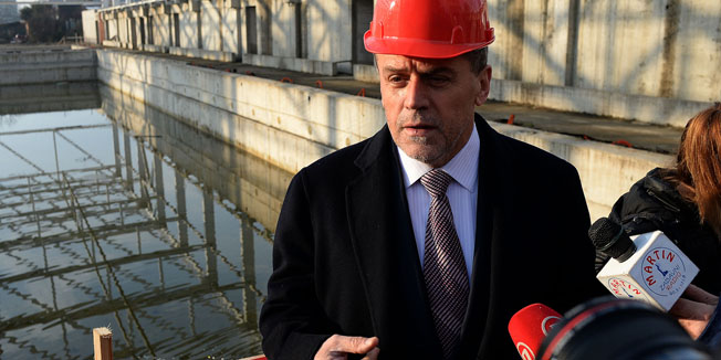 Zagreb, 260214.Svetice.Milan Bandic, gradolnacelnik Zagreba, sa suradnicima obisao je gradiliste bazena na Sveticama.Foto: Goran Mehkek / CROPIX