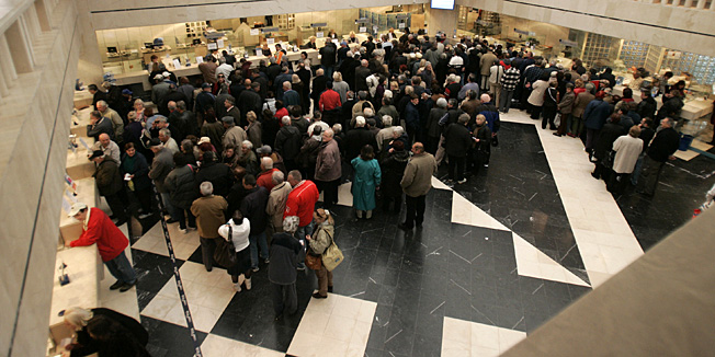 Split, 071209.Danas je pocela isplata bozicnica za umirovljenike koju daje grad Split. Isplata se vrsi na Fininim salterima gdje su se stvorile velike guzve.Foto: Jakov Prkic / CROPIX
