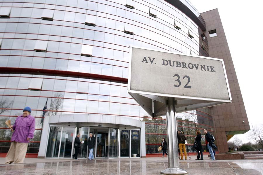 Zagreb, 280214.Porezna uprava, Dubrovacka avenija 32.Posljednjeg dana prijave poreza ne smanjuje se guzva u Poreznoj upravi gdje gradjani nervozno cekaju u redu za predaju prijave.Na fotografiji: procelje Porezne uprave.Foto: Tomislav Kristo / CROPIX