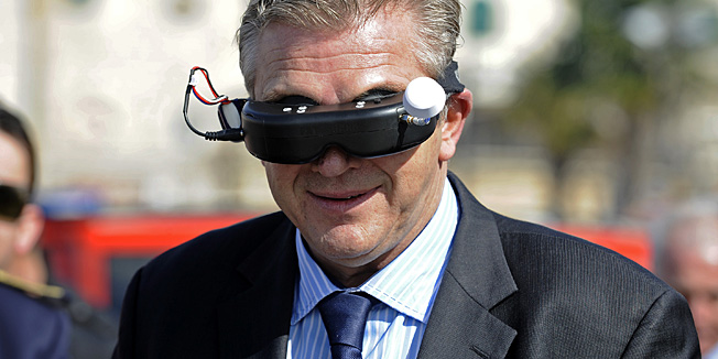 Sibenik, 280214.Povodom dana Civiline zastite u RH na sibenskoj Rivi odrzana je Pokazno - terenska vjezba zastite i spasavanja Sibenik 2014, u kojoj su sudjelovali sve sluzbe - vatrogasci, policija, kapetanija, HGSS i kanader.Na fotografiji: ministar Ranko Ostojic upravlja letjelicom.Foto: Niksa Stipanicev / CROPIX