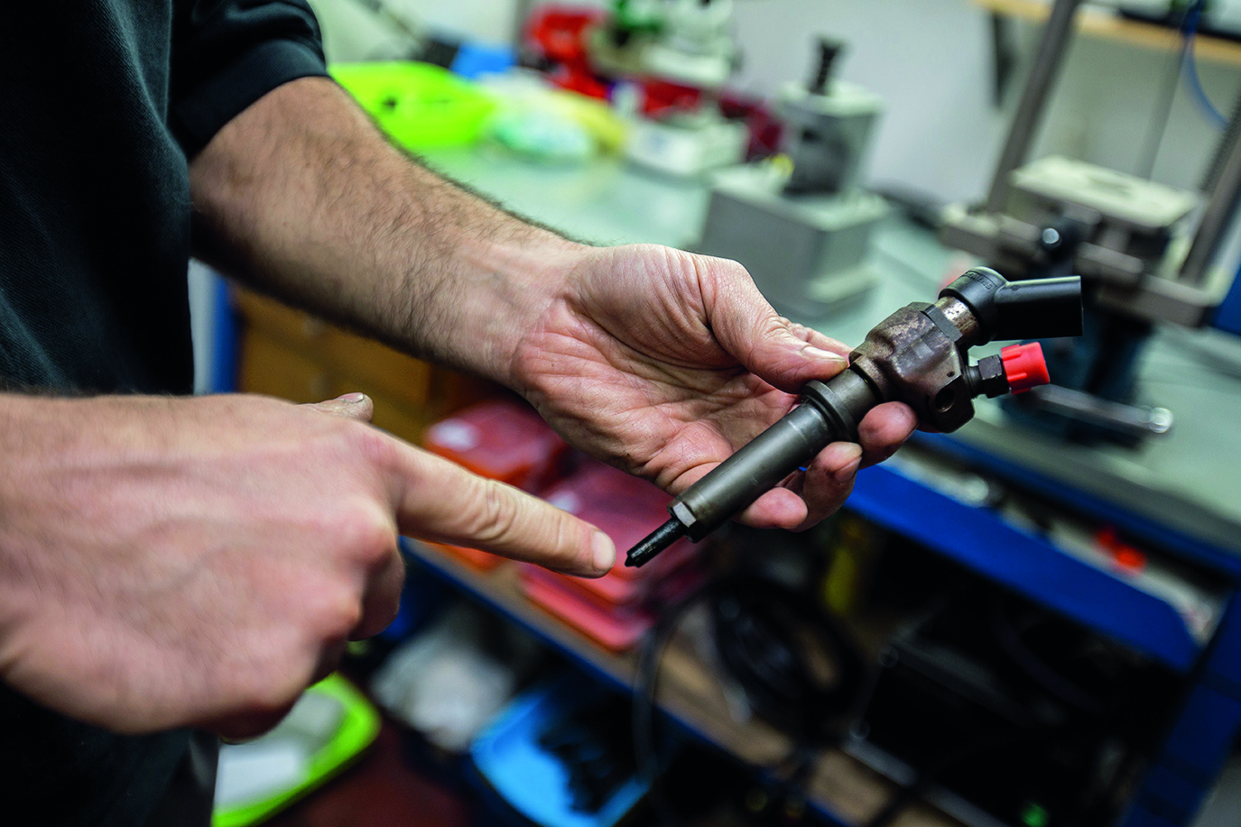 U slučaju kvara, problem se manifestira tako da injektor ubacuje gorivo u cilindar i kad ne dobije impulsni nalog iz računala. Nakon toga, auto počinje nekontrolirano dimiti, dolazi do izgaranja katalizatora, filtara čađi, klipova...