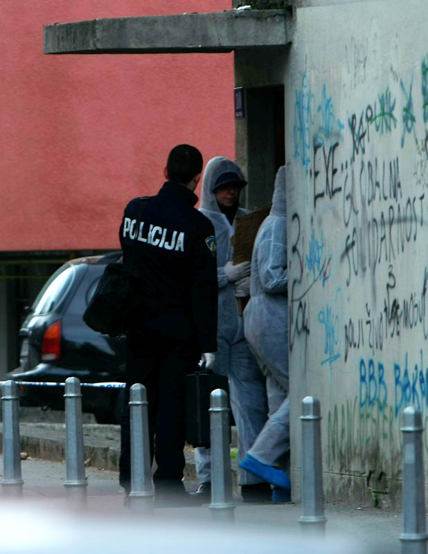 Zagreb, 190112. Ulica Frana Alfirevica 10.U jutarnjim satima kod kontejnera za smece ispred zrade u Alfirevicevoj pronadjeno je bezivotno tijelo zene. Zenu je na smrt pretukao suprug. U tijeku je policijski ocevid.Foto: Ronald Gorsic / CROPIX