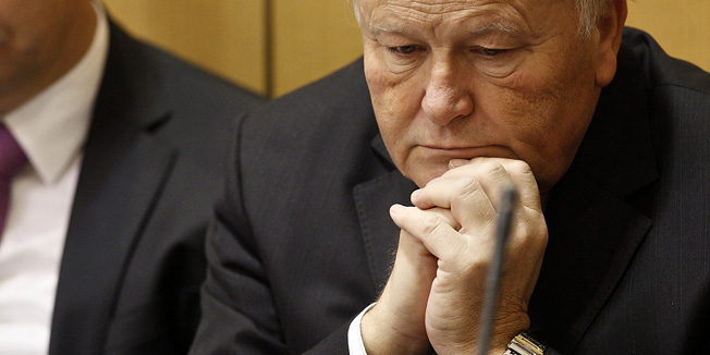 Zagreb, 180112.Treca sjednica Sabora RH u novom sazivu zapocela je danas Aktualnim satom, gdje su zastupnici postavljali pitanja predsjedniku Vlade Zoranu Milinovicu i clanovima Vlade.Na slici: Slavko Linic.Foto: Dragan Matic / CROPIX 