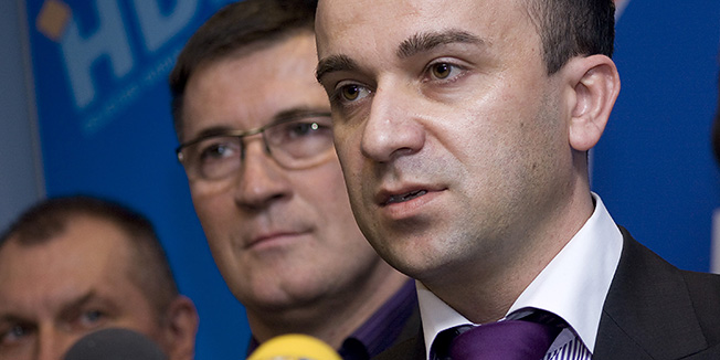 Osijek, 300112Izvanredna konferencija za novinare Osjeckog HDZ-a gdje je Josip Salapic objavio kandidaturu  za predsjednika Gradskog odbora HDZ-a u Osijeku.Na slici: Tugomir Kuduz, Josip Salapic.Foto: Dorian Horvat / Cropix