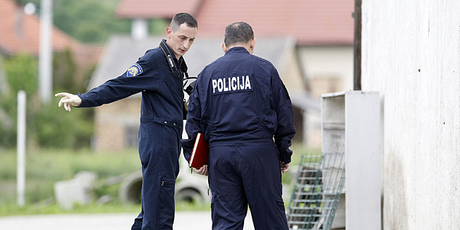 Sveti Ivan Zelina, Crecan, 120513.52-godisnja Hrvatska drzavljanka dojavila je da je tijekom noci u dvoristu obiteljske kuce eksplodiralo nepoznato eksplozivno sredstvo. U eksploziji nije bilo ozljedjenih, policija je izasla na teren i radi ocevid.Foto: Ranko Suvar / CROPIX