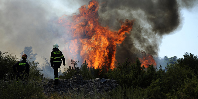 Raslina, Sibenik, 190813.Vatrogasci su lokalizirali pozar kod mjesta Raslina u gustom i krsevitom terenu.Foto: Niksa Stipanicev / CROPIX