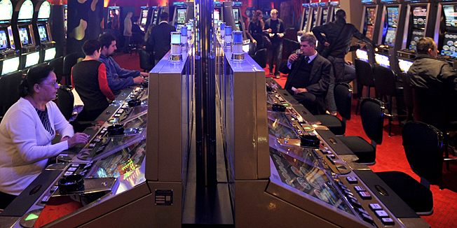 Zagreb, 211108.Branimirova ulica.Novouredjeni casino Wettpunkt, u sklopu Branimir centra, veceras je otvorio svoja vrata posjetiteljima.Tijekom prigodnog programa nastuplila je grupa Colonia, a otvorenje su uvelicale mnoge poznate osobe.Foto: Vjekoslav Skledar / CROPIX