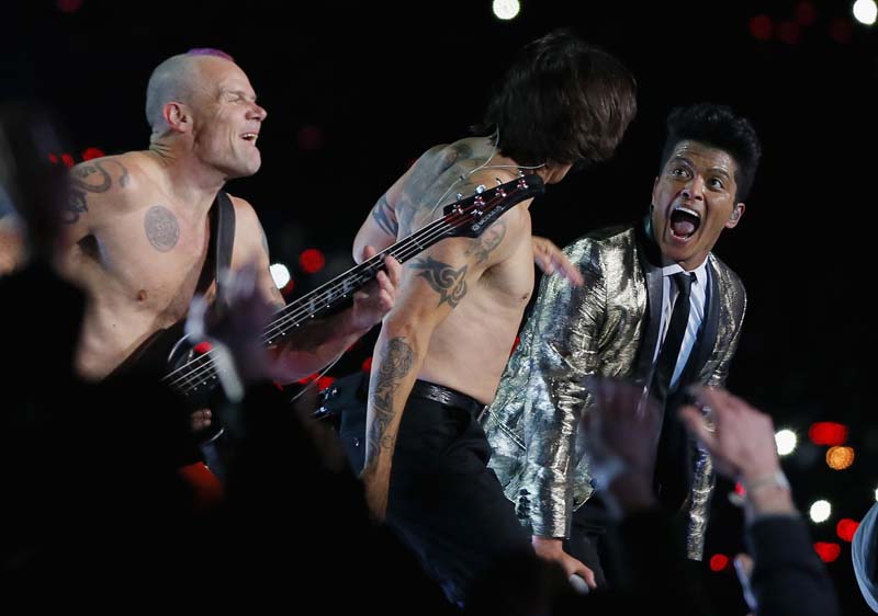 Bruno Mars performs with Anthony Kiedis and Flea of the Red Hot Chili Peppers during the Pepsi Super Bowl XLVIII Halftime Show at MetLife Stadium on February 2, 2014 in East Rutherford, New Jersey.     Kevin C. Cox/Getty Images/AFP== FOR NEWSPAPERS, INTERNET, TELCOS & TELEVISION USE ONLY ==