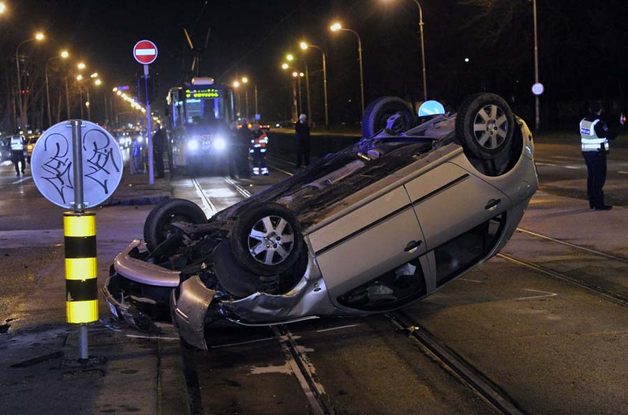 Zagreb, 280214. Prometna nesreca na krizanju Vukovarske i Strojarske u kojoj su se sudarila dva automobila. U sudaru je teze ozlijedjen pjesak, a jedan je automobil zavrsio na krovu. Kao posljedica tog sudara dogodio se jos jedan manji. Ocevid je u tijeku.Foto: Srdjan Vrancic / CROPIX
