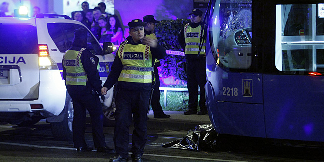 Zagreb, 280214.Avenija Dubrava.Prometna nesreca u kojoj je tramvaj naletio na pjesaka pri cemu je pjesak smrtno stradao. Ocevid je u tijeku.Foto: Ranko Suvar / CROPIX