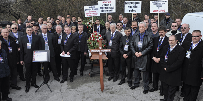 Zagreb, 010314.Prosvjed pogrebnika pod nazivom Ukop hrvatskog pogrebnika zapoceo je na Mirogoju ispred krematorija, a onda je povorka obisla Markov trg, ministarstvo poduzetnistva i gospodarstva te pokuusala upozoriti na nelegalnu konkurenciju komunalca i monopolisticki polozaj. Novinarima se obratio predsjednik udruge Damir Sapanjos.Foto: Srdjan Vrancic / CROPIX
