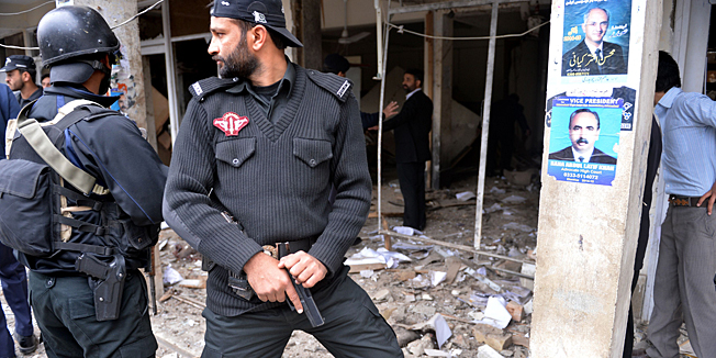 Pakistani police commandos arrive to cordon off a local court building after a gun and suicide attack in Islamabad on March 3, 2014.  At least 11 people were killed and 24 wounded in a gun and suicide attack at a court complex in the heavily-secured Pakistani capital Islamabad, police said.  AFP PHOTO/Aamir QURESHI