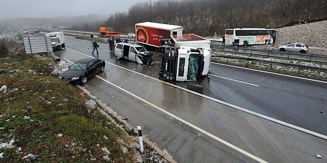 - 2013. U FOTOGRAFIJAMA CROPIX-A -Sveti Rok, 301113.Jutros oko 7h, kod tunela Krpani na autocesti A1 u smjeru Zagreba, dogodila se teska prometna nesreca u kojoj je smrtno stradalo troje ljudi, a njih desetero je teze ozlijedjeno. U tijeku je policijski ocevid na mjestu nesrece.Na fotografiji: mjesto nesrece.Foto: Luka Gerlanc / CROPIX