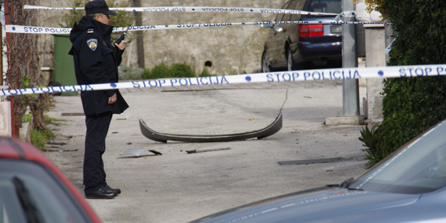 Makarska, 040314.U dvoristu obiteljske kuce u Silobadovicevoj ulici br 23 oko 02.50 sati je eksplodirao automobil. Uzrok je za sada nepoznat a ocevid je u tijekuNa slici: Ocevid u Silobadovicevoj ulici, dio raznesenog automobila vidljiv na ulici.Foto: Ivo Ravlic / CROPIX