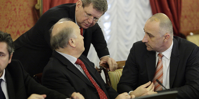 Zagreb, 050314.Sjednica Vlade Republike Hrvatske na cijem dnevnom redu su izmedju ostalog izmjene i dopune Drzavnog proracuna za 2014., izmjene Zakona o doprinosima, prijedlog visine osnovice za obracun place drzavnih duznosnika te osnovice za obracun place sudaca i drugih pravosudnih duznosnika, te uredba o visini trosarine na cigarete i duhan.Na fotografiji: Slavko Linic, Mirando Mrsic i Ivan Vrdoljak.Foto: Dragan Matic / CROPIX