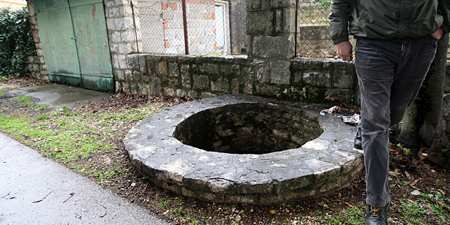 Zadar, 040314.Obala kneza Trpimira.Prekjucer je zivot izgubila Marija Peleskei (75) koja je pala u mali bunar u blizini Doma za starije i nemocne osobe Zadar, cijeg je Marica sticenica.Foto: Jure Miskovic / CROPIX
