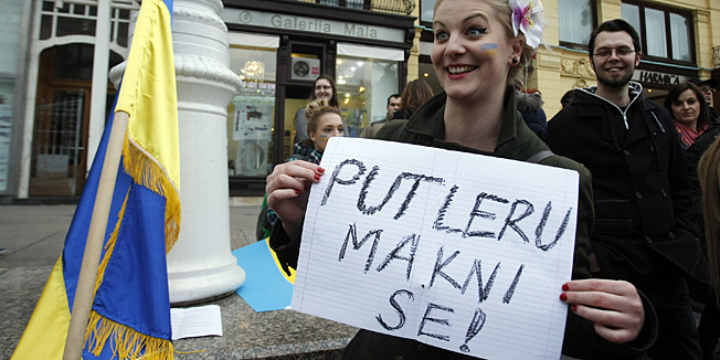 Zagreb, 050314.Trg bana Jelacica.Ukrajinska dijaspora i organizacije ukrajinske dijaspore u Zagrebu su organizirali prosvjed potpore i solidarnosti s ukrajinskim narodom i protiv Putinove agresije. Prosvjedna povorka krenula je od Trga bana Jelacica i zavrsila prosvjed pred Veleposlanstvom Ruske Federacije u Bosanskoj ulici.Na fotografiji: prosvjed ukrajinske dijaspore. Foto: Tomislav Kristo / CROPIX