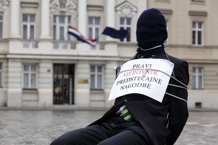 Zagreb, 060314.Mladi HSLS-a izveli su performans na Markovom trgu u kojem pozivaju premijera da ukine ili temeljito izmjeni Zakon o financijskom poslovanju i predstecajnoj nagodbi.Na fotografiji: Ivan Bertovic glumio je kindapiranog vjerovnika.Foto: Dragan Matic / CROPIX