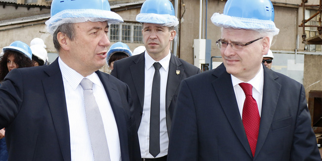 Trogir, 060314.Predsjednik Republike Ivo Josipovic danas je posjetio Trogir.Sastao se s vodstvom grada, te posjetio Brodotrogir.Na fotografiji: Vlasnik Brodotrogira Danko Koncar proveo je predsjednika Ivu Josipovica u obilazak skvera.Foto: Vojko Basic / CROPIX