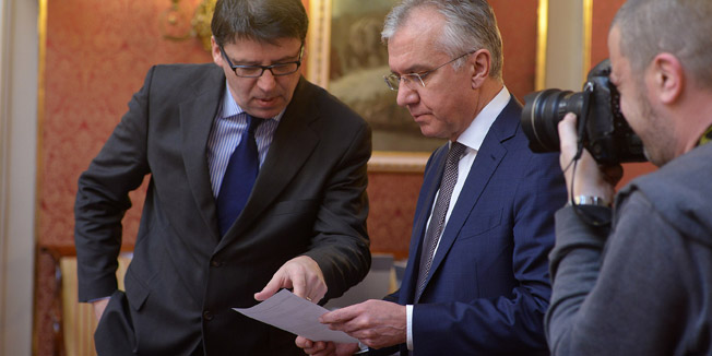 Zagreb, 130214.Markov trg.Redovita sjednica Vlade RH.Na dnevnom redu su izvjesca o radu i poslovanju HRT-a i provedbi programskih nacela i obveza HRT-a, izmjene i dopune zakona o sumama, te odluka o darovanju zemljista i objekata bivse vojarne na Borongaju Sveucilistu u Zagrebu za izgradnju Znanstveno-ucilisnog kampusa Borongaj.Na fotografiji: Zeljko Jovanovic i Rajko Ostojic.Foto: Goran Mehkek / CROIX