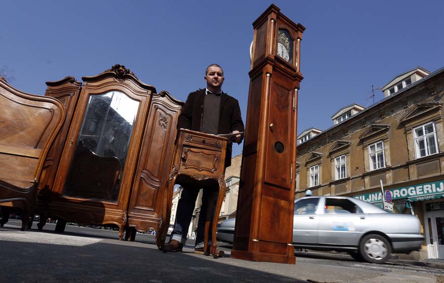Zagreb, 090314.Britanski trg.Toplo i suncano vrijeme izmamilo gradjane na sajam antikviteta na britanskom trgu.Foto: Damjan Tadic / CROPIX
