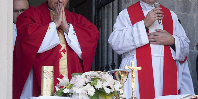 Podprag (Velebit), 220114.Sveta misa za poginule branitelje kod crkve Sv.Frane u podpragu ispod Tulovih greda na Velebitu.Na fotografiji : Vojni kapelan Ivo Topalovic i i zupnik zupe Jesenice  Don Ante Delic.Bozidar Vukicevic / CROPIX