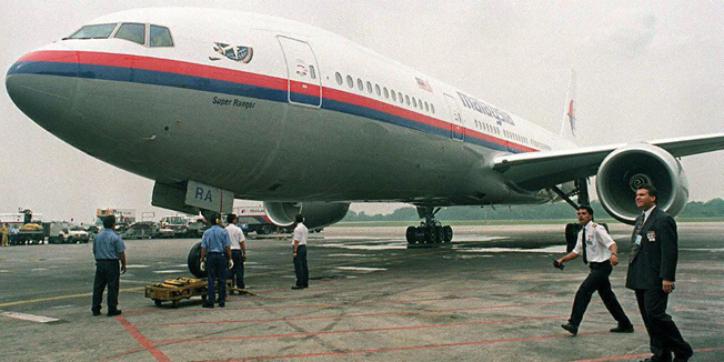 (FILES) Malaysia Airline's ground staff park a Boeing 777-200 at Kuala Lumpur International airport after setting a world record for the longest non-stop flight from Seattle to Kuala Lumpur on April 2, 1997.  Malaysia Airlines said a flight carrying 239 people from Kuala Lumpur to Beijing went missing early on March 8, 2014, and the airline was notifying next of kin in a sign it expected the worst.   AFP PHOTO    Francis SILVAN