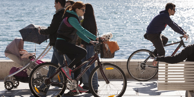 Split, 230214.Nakon dugog kisnog perioda  Splicani su iskoristili lijepo vrijeme  za setnju  Rivom i uzivanju u suncu i za ovo doba godine visokim temperaturama.Foto: Bozidar Vukicevic / CROPIX