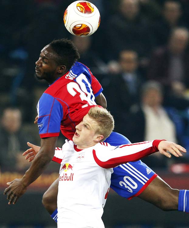 FC Basel's forward Giovanni Sio (top) fights for the ball with FC Salzburg's defender Martin Hinteregger during the UEFA Europa League round of 16 first leg football match between FC Basel and FC Salzburg on March 13, 2014 in Basel. AFP PHOTO / MICHAEL BUHOLZER