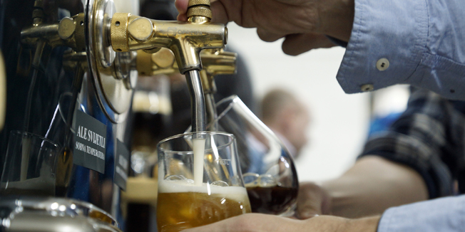 Zagreb, 120314.Pivnica Medvedgrad, Samoborska ulica.Predstavljanje prve Hrvatske mikro pivovare za kucnu uporabu i dvije vrste piva.Na fotografiji: predstavljanje piva Ale svijetli i Ale crni.Foto: Marko Todorov / CROPIX