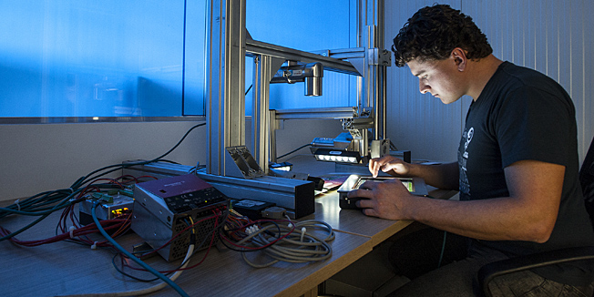 Buzin, 140314.Buzinski prilaz, tvrtka Visor.Tvrtka Visor bavi se razvojem softwarea za opticki nadzor proizvoda na proizvodnim trakama.Na fotografiji: stroj za opticki nadzor.Foto: Tomislav Kristo / CROPIX
