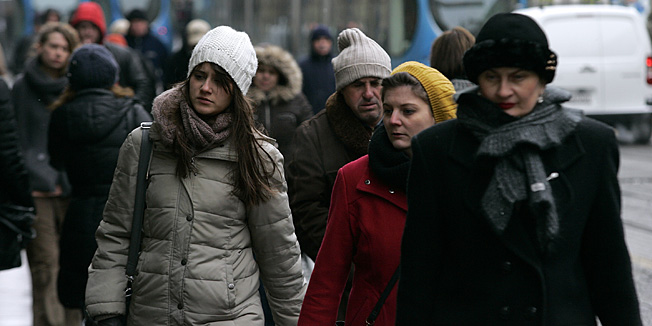 Zagreb, 030212.IlicaVal hladnoce dosao je i do Zagreba, temperatura se spustila na -8 stupnjeva celzijevih. Na slici: lica ljudi u prolazu, vunene kape i kaputi govore koliko je hladno.Foto: Ranko Suvar / CROPIX