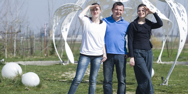 Rakov Potok, 180314.Samoborska ulica.Novi park zelja, vlasnika Zeljka Franje osmislile su arhitektice Ivana Zalac i Margarita Grubisa.Na fotografiji: Margarita Grubisa, Zeljko Franjo i Ivana Zalac.Foto: Darko Tomas / CROPIX