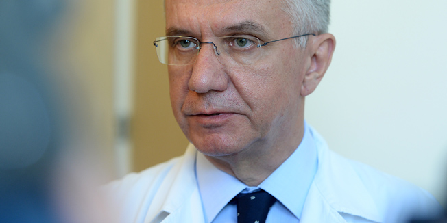 Zagreb, 010713.Petrova bolnica.Odjel rodilista.Ministar zdravstva Rajko Ostojic posjetio je prve bebe rodjene u Europskoj uniji.Na fotografiji: Ministar daje cvijece mami koja je rodila malog Jana kojeg je rodila u 2. 30.Foto: Goran Mehkek / CROPIX