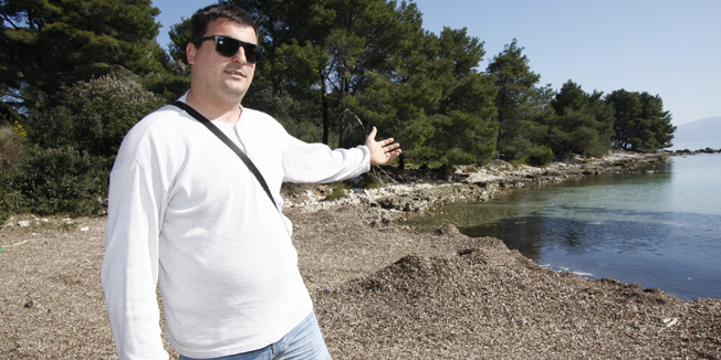 Hvar, 130314.Reportaza iz mjesta Sucuraj na otoku Hvaru, s temom o malverzacijama sa zemljistem u turistickom i gradjevinskom pojasu.Na fotografiji: Ivan Slavic-nacelnik opcine Sucuraj u uvali Perna gdje je predvidjena gradnja hotela.Foto: Ivo Ravlic / CROPIX