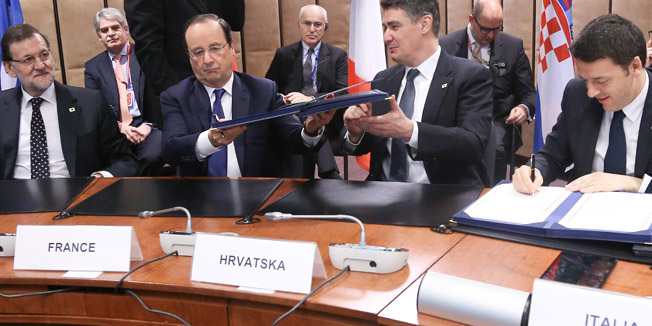(L-R) Spanish Prime Minister Mariano Rajoy, French President Francois Hollande, Croatian Prime Minister Zoran Milanovic and Italian Prime Minister Matteo Renzi attend the signing of the political provisions of the Association Agreement with Ukraine at the EU headquarters in Brussels on March 21, 2014 on the second day of a two-day European Council summit. Ukrainian Prime Minister Arseniy Yatsenyuk put his country firmly in the Western camp, signing the political provisions of a landmark association accord with EU leaders in defiance of Russia. AFP PHOTO / POOL / OLIVIER HOSLET