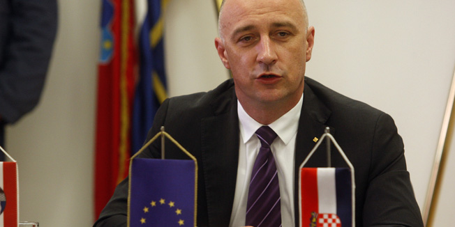 Varazdin, 210314.Ministar gospodarstva Ivan Vrdoljak danas je u Varazdinu potpisao ugovore o dodjeli drzavnih potpora za energetsku ucinkovitost i obnovljive izvore energije sa zupanom Predragom Stromarom.Na fotografiji: ministar Ivan Vrdoljak.Foto: Zeljko Hajdinjak / Cropix