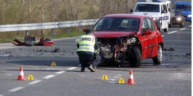 Varazdin, 220314Izmedju mjesta Otok i Hrzenica na granici Medjimurske i Varazdinske zupanije doslo je do prometne nesrece u kojoj je ozlijedjeno pet osoba. Uzroci nesrece i tezina ozlijeda znati ce se nakon policijskog ocevida.Foto: Zeljko Hajdinjak / Cropix