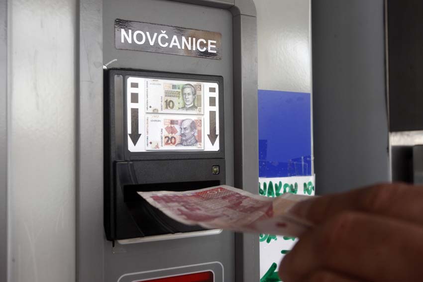 Varazdin, 240314.Danas je u Varazdinu otovren jajomat. To je prvi takav uredjaj u Hrvatskoj, a u vlasnistvu je OPG-a Sincek. Na jajomatu je moguce kupiti pakiranje od 10 svijezih jaja po cijeni od 11 ili 12 kuna, ovisno o klasi, a kapaciteta je 600 komada jaja. Jajomat je sufinancirala Varazdinska zupanija sa 12 tisuca kuna, odnosno 30 posto ukupne cijene. OPG Sincek iz mjesta Vratno Gornje ima vlastitu proizvodnju jaja kapaciteta 2500 komada dnevno koje prodaje vecinom na domacem trzistu. Na jajomat se Zvonko Sincek odlucio zbog problema s plasmanom i naplatom, a na ovaj nacin ima izravnu ponudu za krajnjeg kupca.Na fotografiji: nakon uplate, otvara se komora iz koje je mogu izvaditi kutiju s jajima.Foto: Zeljko Hajdinjak / Cropix