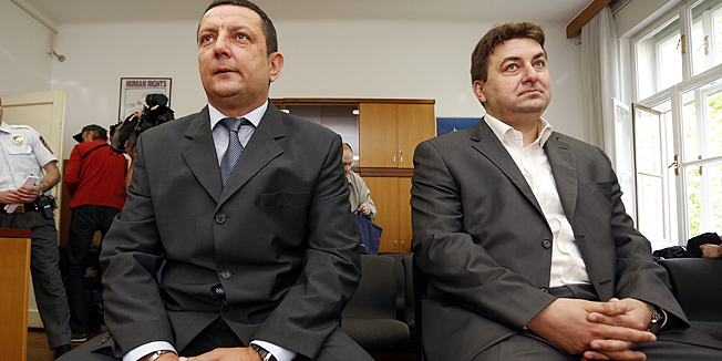 Zagreb, 070613.Zupanijski sud na Zrinjevcu.Bivsem dopredsjedniku HNS-a, Zeljku Siricu, zapocelo je sudjenje zbog navodnog primanja mita od 30.000 eura za posteno sudjenje od predsjednika Hajduka Hrvoja Malesa. Osim Sirica, na optuzenickoj klupi sjedi i Neven Sprajcer zbog davanja mita.Na fotografiji: Zeljko Siric i Neven Sprajcer.Foto: Damjan Tadic / CROPIX