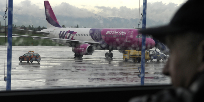 Zagreb, 120408.Zracna luka Pleso.Let aviona Wizz Air - a za London kasni u polasku 23 sata. Avion je trebao poletjeti jucer u 16 sati. Neki od 150 putnika su odustali od cekanja i jos jucer se prebacili na druge letove, a oko 112 putnika jos uvijek ceka. Razlog kasnjenja je tehnicki kvar, ocekuje se novi avion iz Varsave koji bi trebao krenuti za London oko 15 sati.Foto: Ivan Kuharic / CROPIX