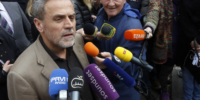 Zagreb, 260314.Bolnica Salata.Zagrebacki gradonacelnik Milan Bandic posjetio je danas bolesnog 9-godisnjeg djecaka Nikolu Lisca koji se lijeci na Odjelu djecje ortopedije bolnice Salata.Djecak boluje od spiralne atrofije misica.Ravnateljstvo bolnice nije dozvolilo ulazak predstavnicima medija u bolnicu.Na fotografiji: Milan Bandic.Foto: Damjan Tadic / CROPIX